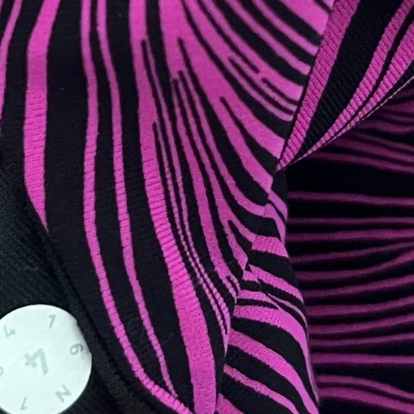 SOLD Lululemon leggings stripped squiggle pattern size 4(sXS) - Picture 3 of 3